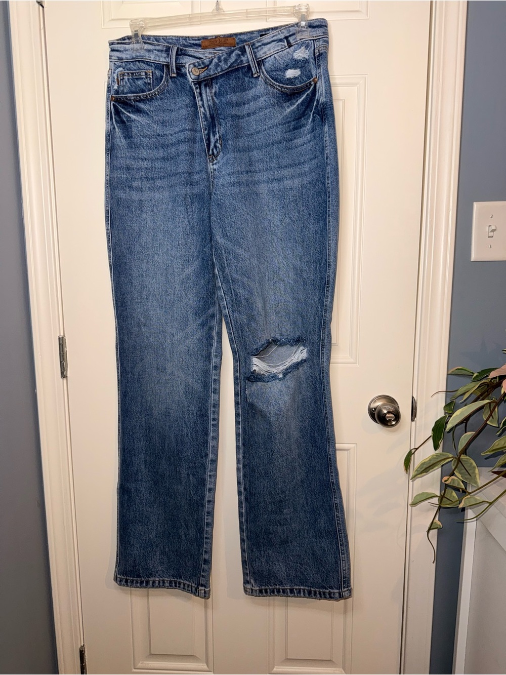 Judy Blue Straight Leg Dad Jeans with Knee Rip New w/o Tags